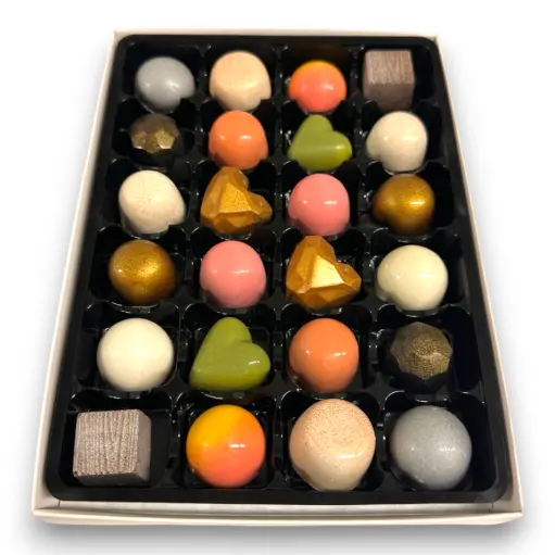 24 ask: Med bl.a Brynt smör, Passionsfrukt, Hernö Gin, Tiramisu